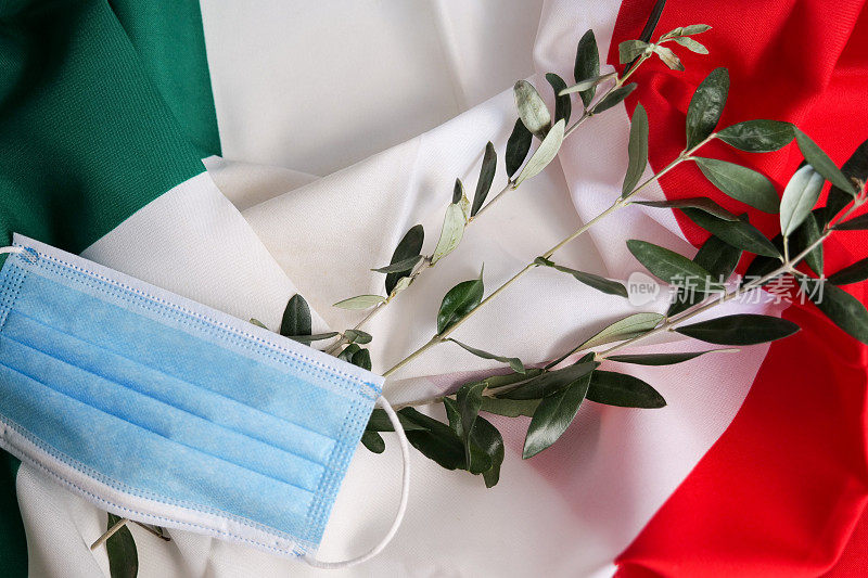 医用口罩和意大利国旗上的橄榄枝