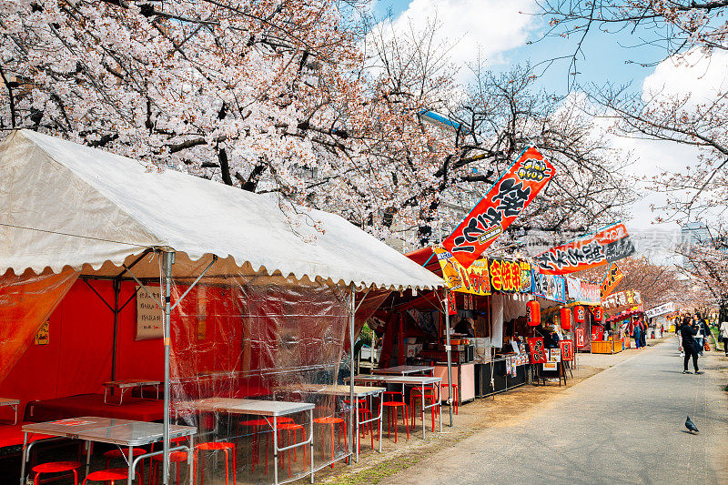 日本大阪，O河畔南天间公园樱花节和街头小吃摊八台