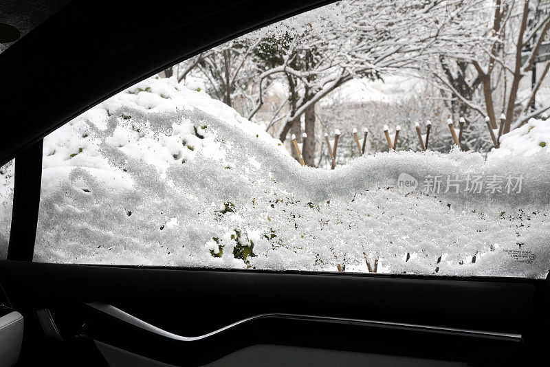车窗户上的雪