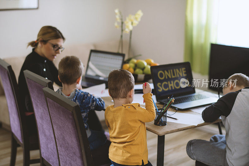 母亲在家工作，年幼的孩子被隔离