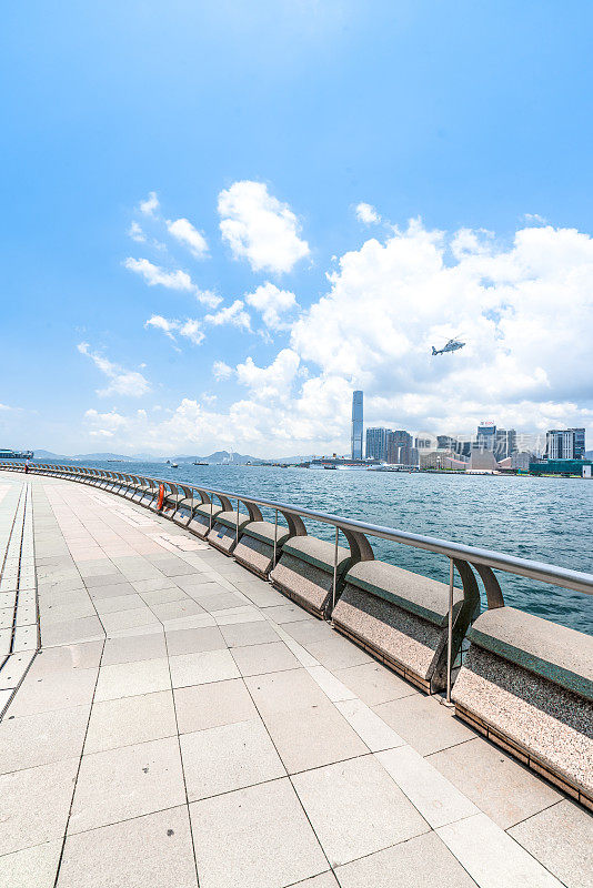 香港维多利亚港附近的海滨长廊。