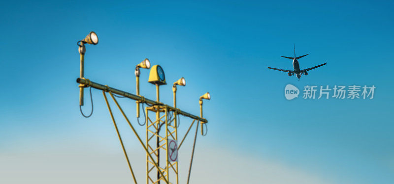 跑道进近照明系统上无无人机区域标志。机场空域周边禁止无人机飞行的标志。以飞机为背景，以蓝天为背景。