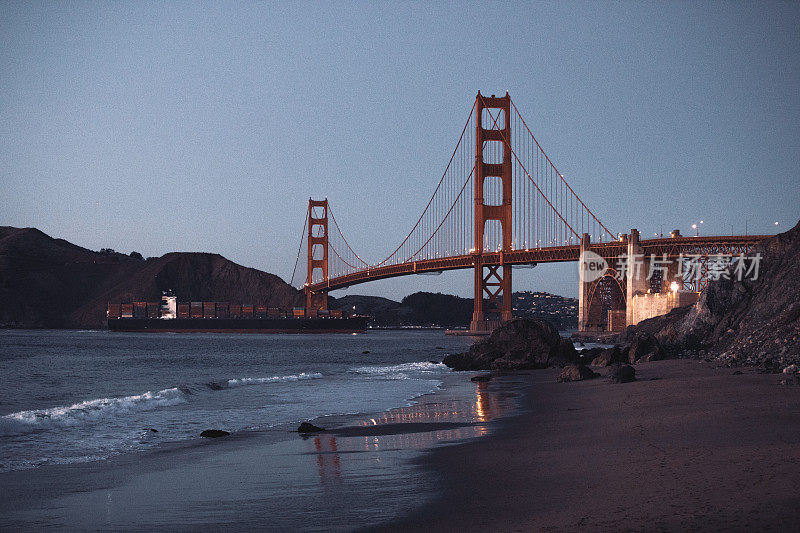 加州旧金山金门大桥的夜景