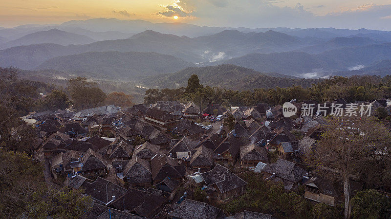 鸟瞰图偏远翁吉傣村在澜沧江，云南-中国