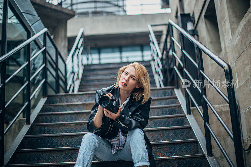 穿着皮夹克的女人在拍照