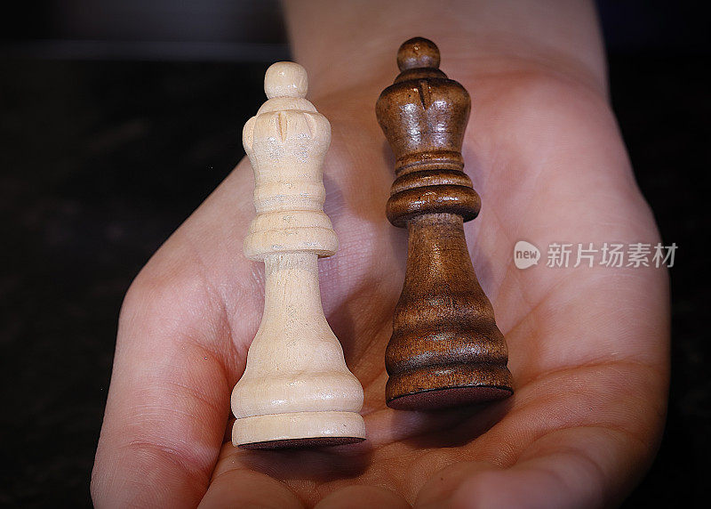 象棋黑皇后白皇后握在掌心