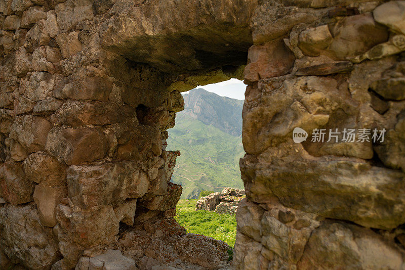 美丽的古老堡垒在北奥塞梯的山区。