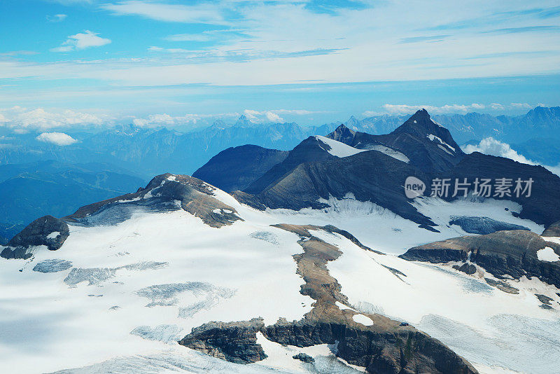 大格洛克纳山上白雪覆盖的冰川的风景