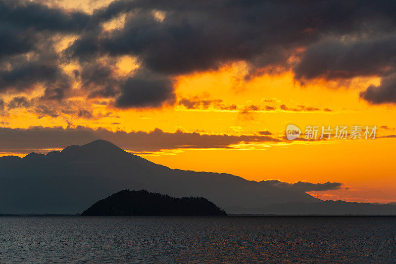 碧瓦湖的武石岛和橙色的早晨天空