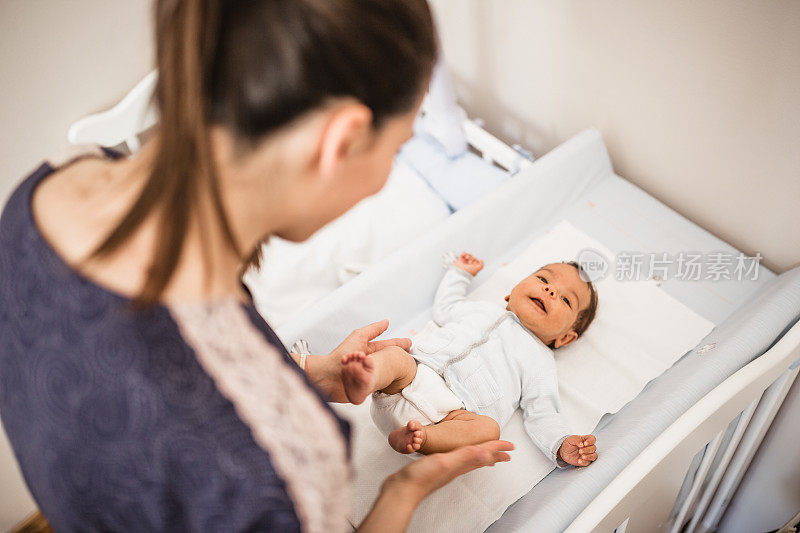 母亲照顾着她的男婴