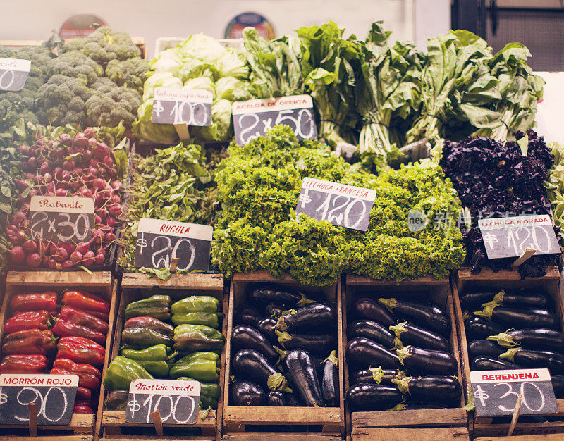 农贸市场上有价格标签的蔬菜