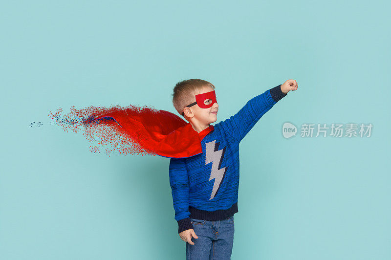 小男孩扮演超级英雄。快乐少年剪男孩穿着英雄服装，教育童年生活方式