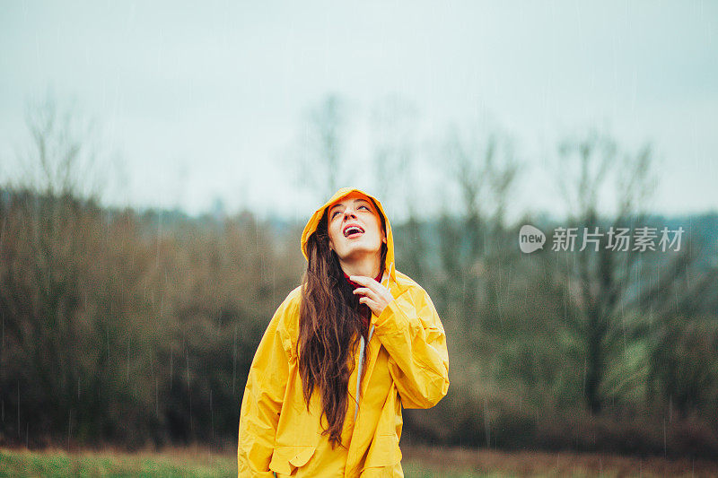 可爱的女孩准备好下雨了!