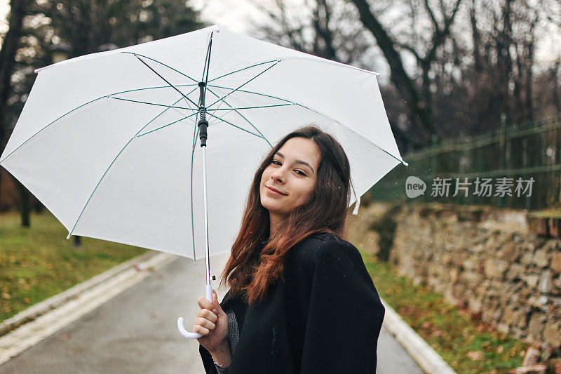 美丽的年轻女子享受着雨天