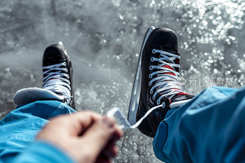 在冰上系好溜冰鞋的主观观点