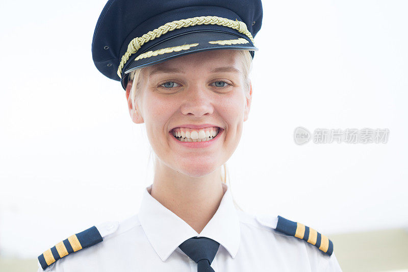飞行员在机场工作愉快，肖像。交通运输行业的人。