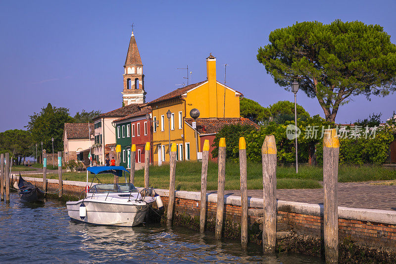 意大利威尼斯，布拉诺岛附近，托切罗水上运河上的船只