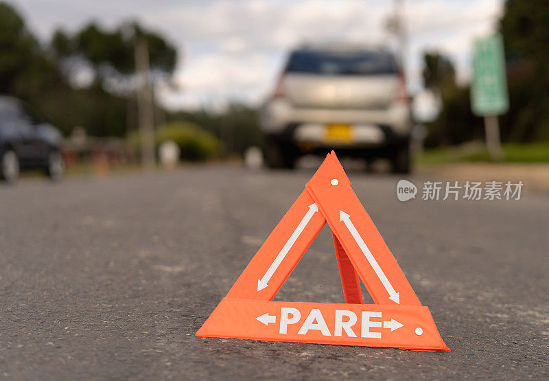 用西班牙语写的停车标志显示汽车抛锚了