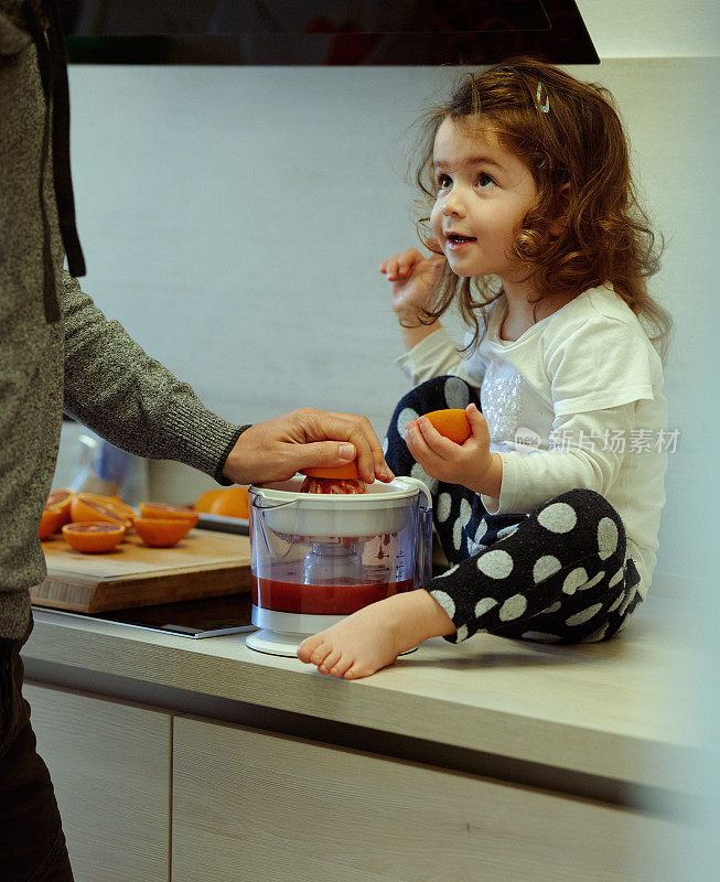 宝贝女儿和爸爸一起喝葡萄柚汁