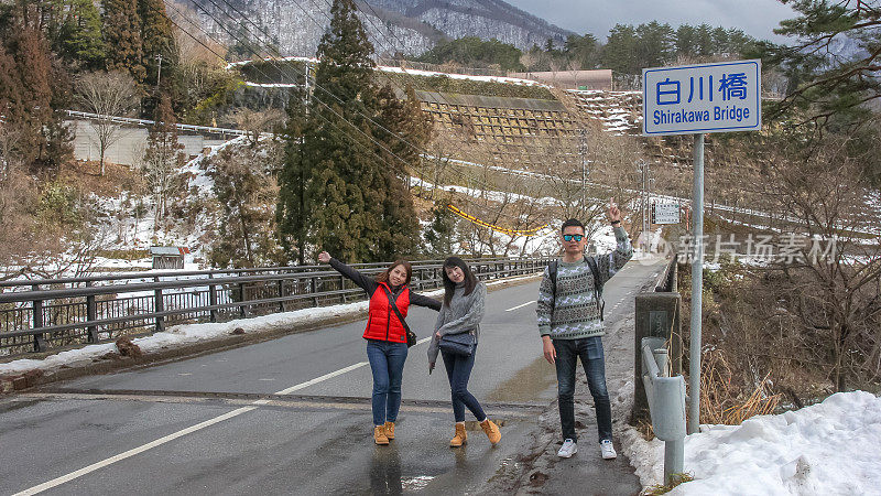 游客在白川大桥拍照