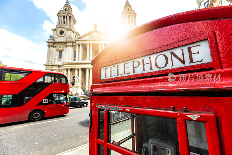 有公共汽车和圣保罗大教堂的伦敦电话亭