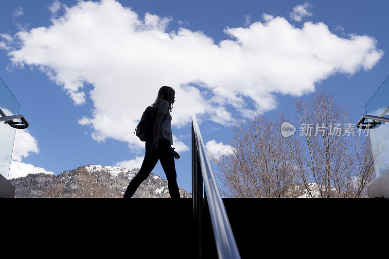 女学生的剪影行走在大学学院校园