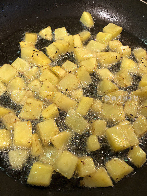 土豆片在平底锅里用油煎