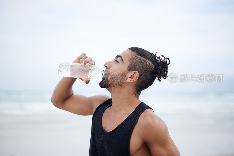当你锻炼时，喝水休息是至关重要的
