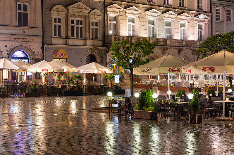 克拉科夫市场广场的夜晚，下着雨，空荡荡的露台