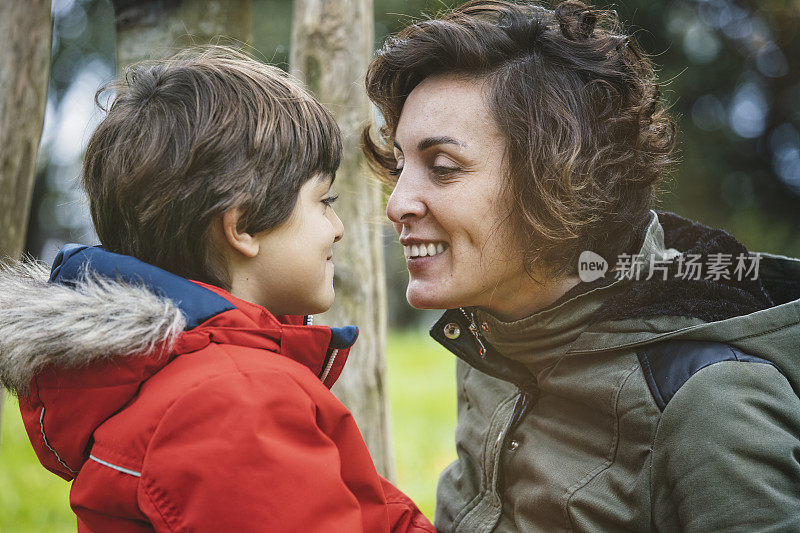 一个母亲和她的儿子摩擦鼻子的特写