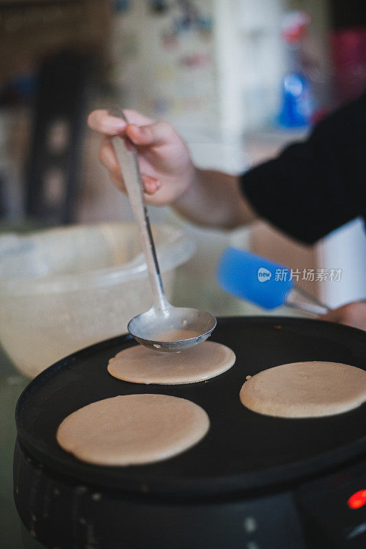 少年在封锁期间做美国煎饼