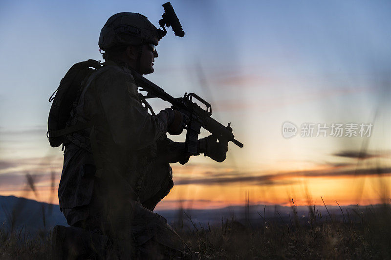 夕阳下一个跪着的士兵的剪影