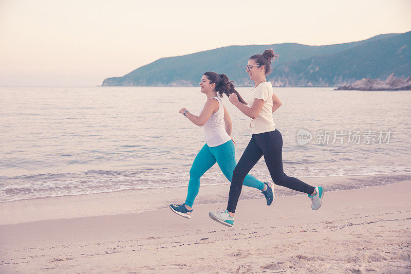 体育训练。年轻女子放松在海边的沙滩上锻炼。健康生活，海滩度假