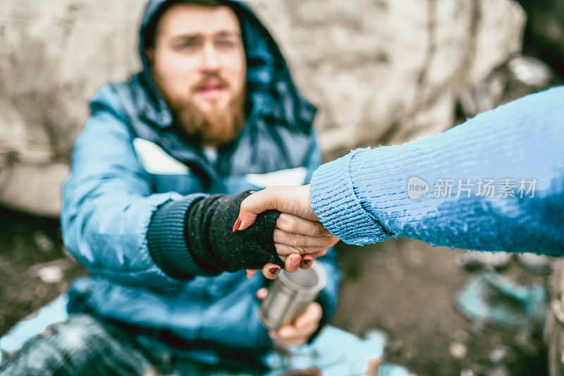 女性为流浪街头的男性提供支持