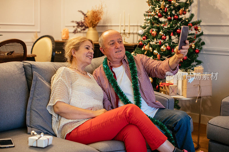 一对老年夫妇在圣诞节和家人视频通话