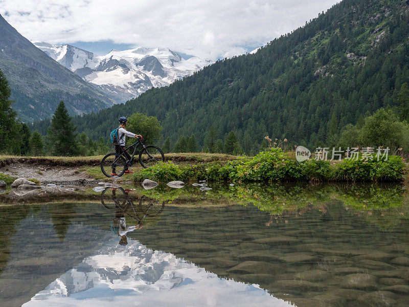 在瑞士骑山地车，湖上的倒影