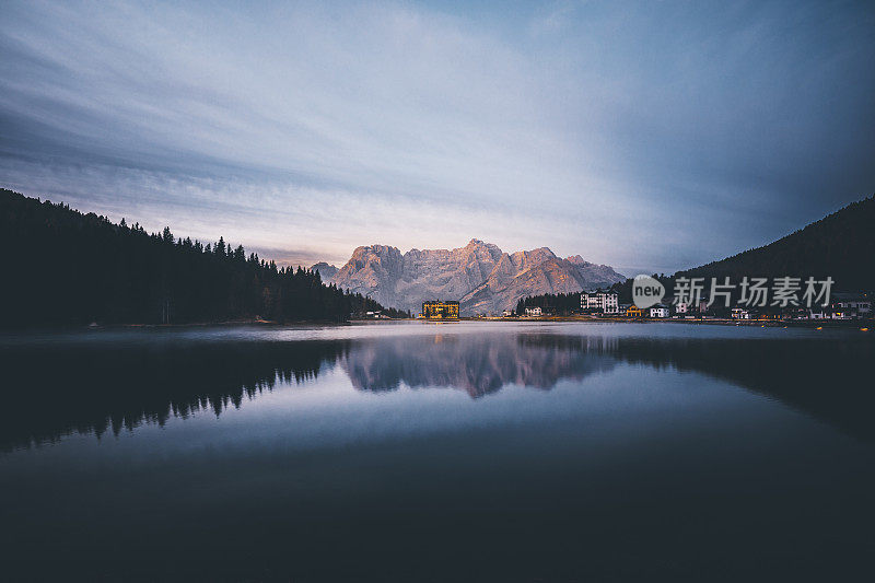 意大利Dolomites的米苏里纳湖的日出