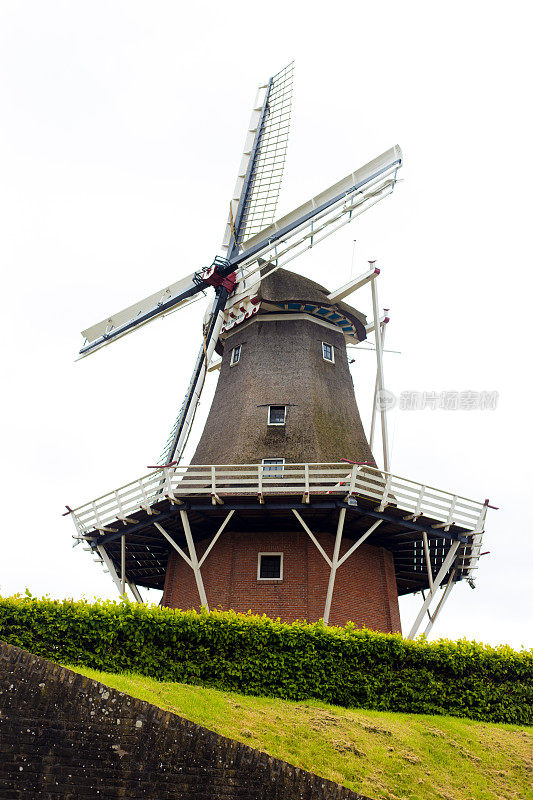 多库姆，弗里斯兰，荷兰:风车与白色天空背景