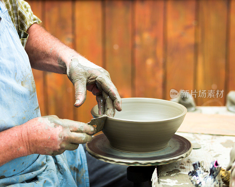 在户外制作陶器的陶工