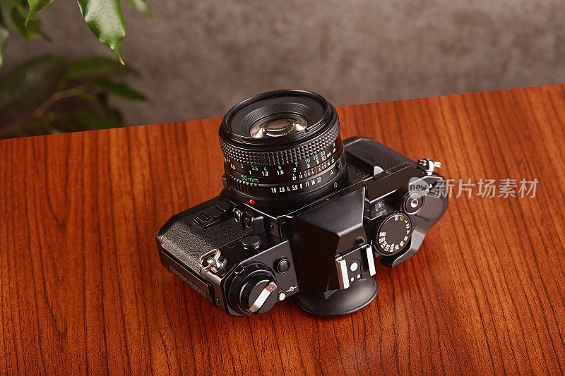 老式胶片摄影机，镜头放在木桌上
