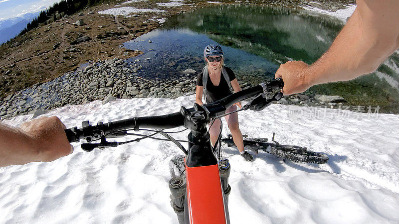 山地电动自行车从雪山斜坡上骑下来