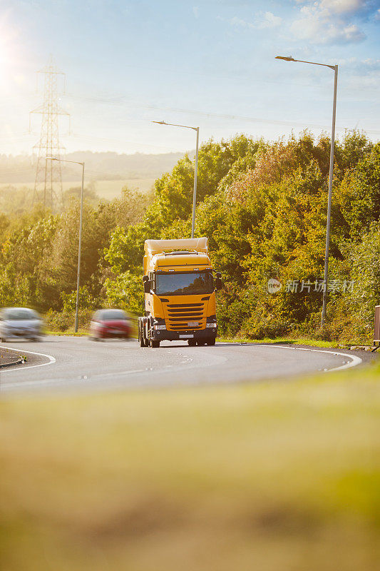 高速公路上的卡车