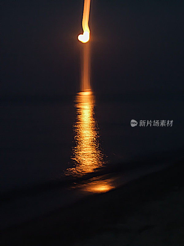 黄昏时海面上的月亮倒影。