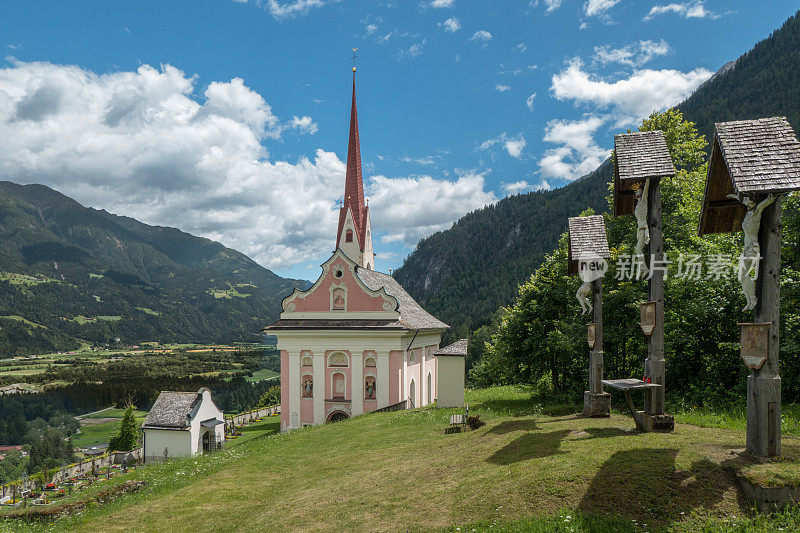 奥地利泰洛拉万的玛丽亚拉万朝圣教堂。骷髅在前景