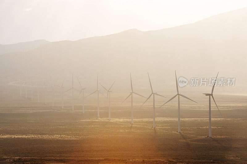 内华达沙漠的风力涡轮机和雾霾