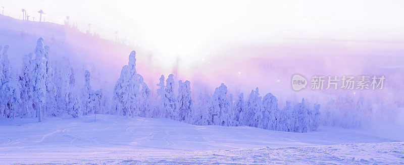 拉普兰自然冬季景观。卢卡山的日出。