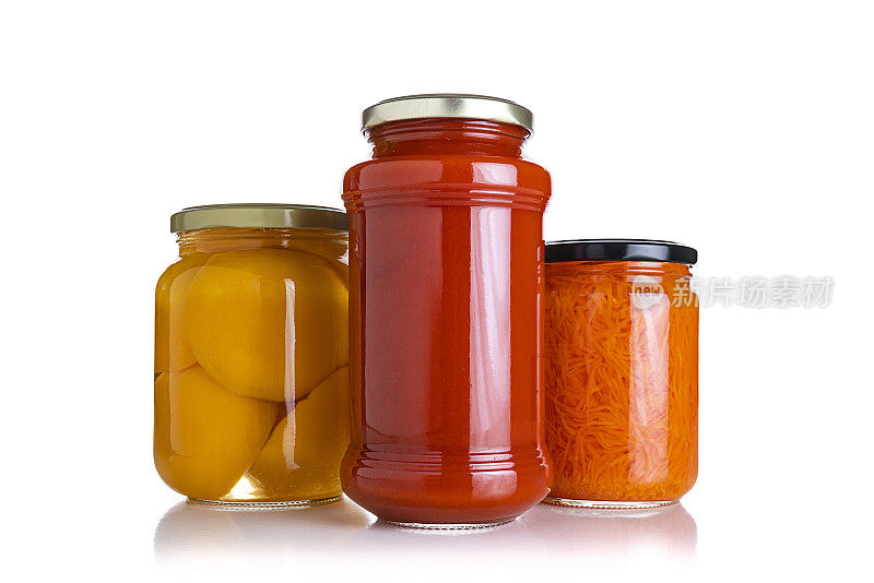 腌食品:白色背景上的三个玻璃罐