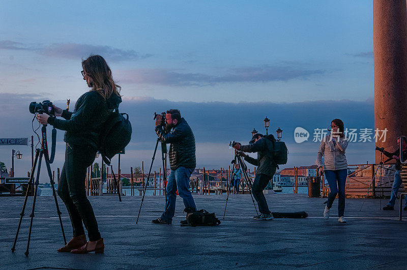 日出时圣马克广场上的摄影师