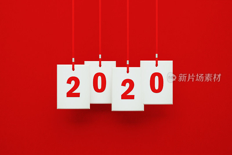 2020年写在红色背景上挂着红丝带的白色价签上