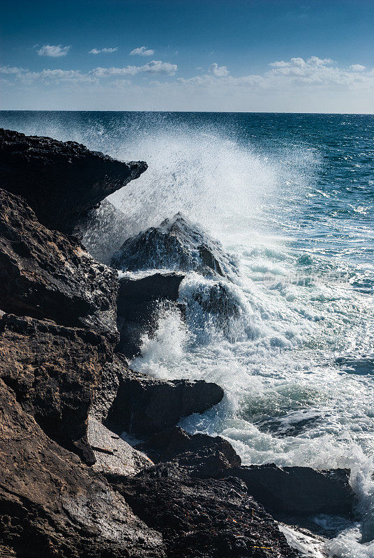 马略卡岛岩石密布的南部海岸